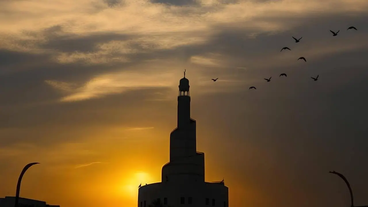 طقس بارد وغائم جزئيًا مع تحذيرات من رياح قوية خلال الليل